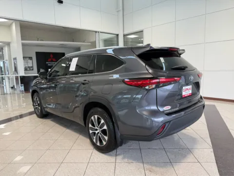 Another view of 2021 Toyota Highlander Hybrid XLE for sale in Lincoln, NE at Clemons Mitsubishi