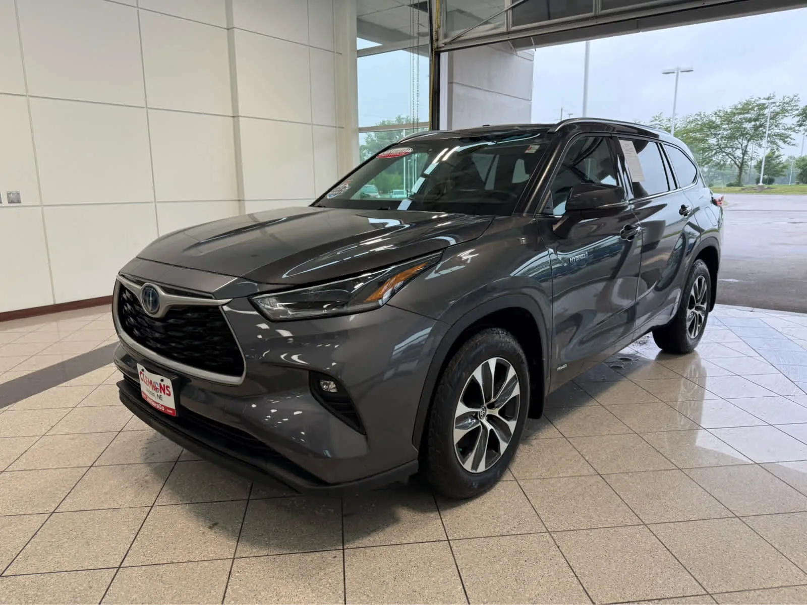 Gray 2021 Toyota Highlander Hybrid XLE for sale in Lincoln, NE