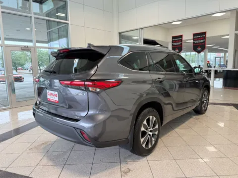 More photos of 2021 Toyota Highlander Hybrid XLE at Clemons Mitsubishi, NE