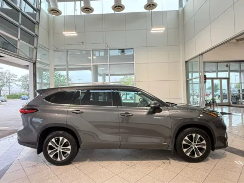 More photos of 2021 Toyota Highlander Hybrid XLE at Clemons Mitsubishi, NE