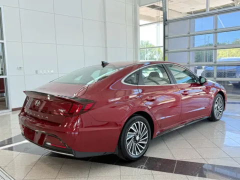More photos of 2023 Hyundai Sonata Hybrid SEL at Clemons Mitsubishi, NE