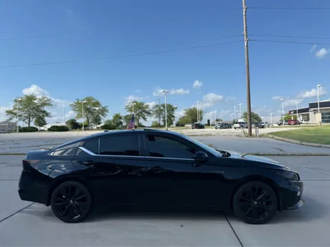 More photos of 2021 Nissan Altima 2.5 SR at Clemons Mitsubishi, NE