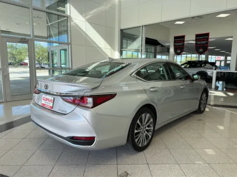 More photos of 2019 Lexus ES 300h at Clemons Mitsubishi, NE