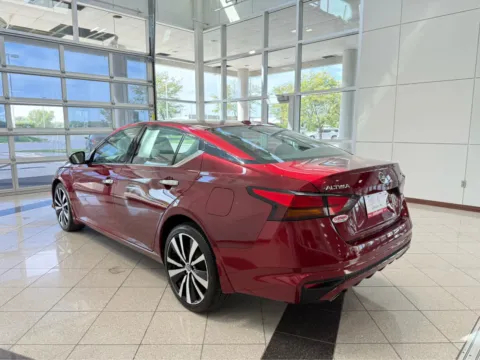 Another view of 2022 Nissan Altima 2.5 Platinum for sale in Lincoln, NE at Clemons Mitsubishi
