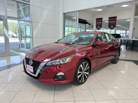 Silver 2022 Nissan Altima 2.5 Platinum for sale in Lincoln, NE