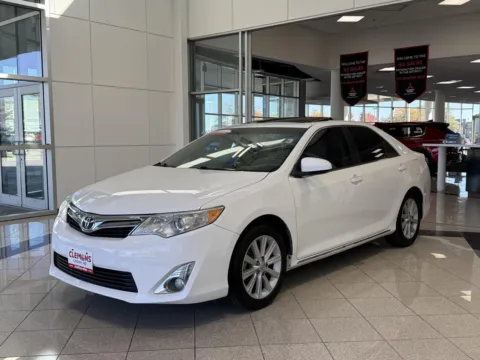 White 2013 Toyota Camry XLE for sale in Lincoln, NE