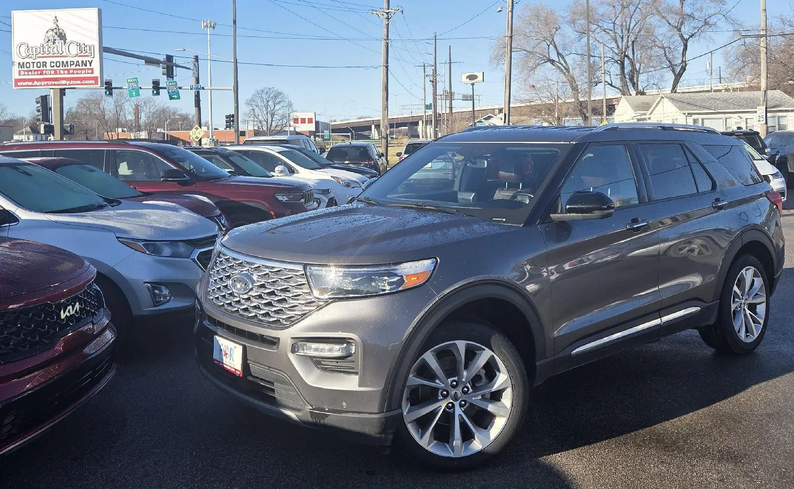 2022 Ford Explorer Platinum's photo