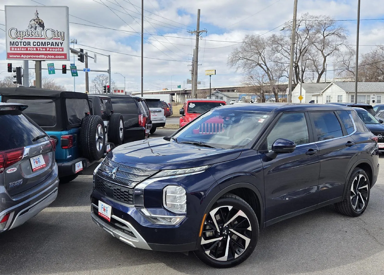 Black 2024 Mitsubishi Outlander SE for sale in Des Moines, IA