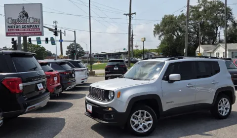 Silver 2018 Jeep Renegade Latitude for sale in Des Moines, IA