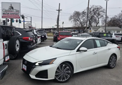 White 2023 Nissan Altima 2.5 SL for sale in Des Moines, IA
