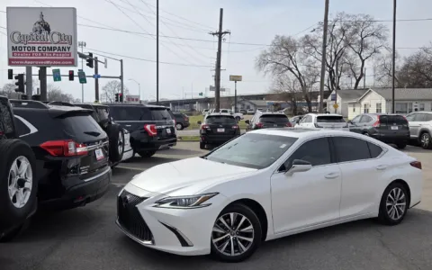 White 2021 Lexus ES 350 for sale in Des Moines, IA