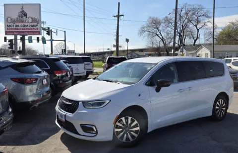 White 2024 Chrysler Pacifica Hybrid Select for sale in Des Moines, IA