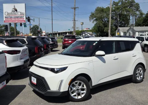 White 2023 Kia Soul LX for sale in Des Moines, IA