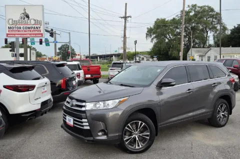 Gray 2018 Toyota Highlander LE for sale in Des Moines, IA