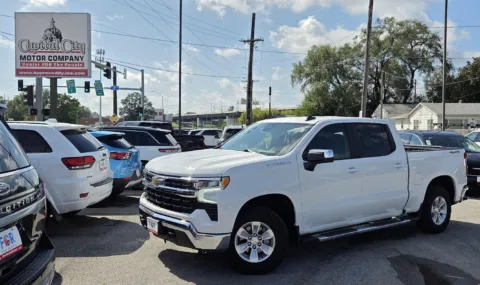 White 2023 Chevrolet Silverado 1500 LT for sale in Des Moines, IA