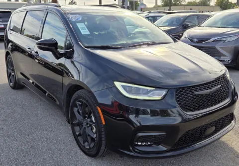 Photos of 2025 Chrysler Pacifica Limited for sale in Des Moines, IA at Capital City Motor Company