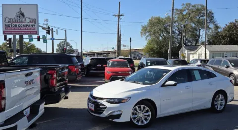 White 2019 Chevrolet Malibu LT for sale in Des Moines, IA