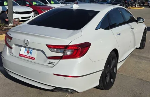 More photos of 2019 Honda Accord Sedan Touring 2.0T at Capital City Motor Company, IA