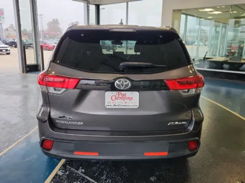 More photos of 2017 TOYOTA HIGHLANDER SE/X at Pat Clemons Inc., IA