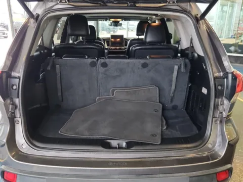 More photos of 2017 TOYOTA HIGHLANDER SE/X at Pat Clemons Inc., IA