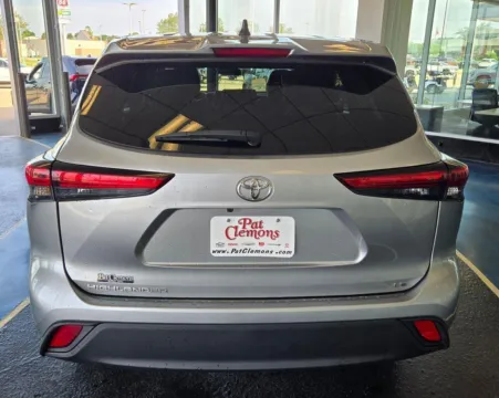 More photos of 2023 Toyota Highlander Platinum at Pat Clemons Inc., IA