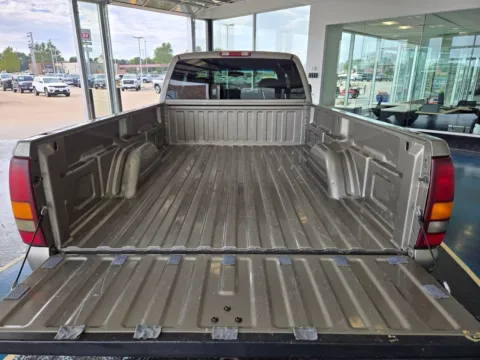 More photos of 2001 GMC Sierra 2500HD SLE at Pat Clemons Inc., IA