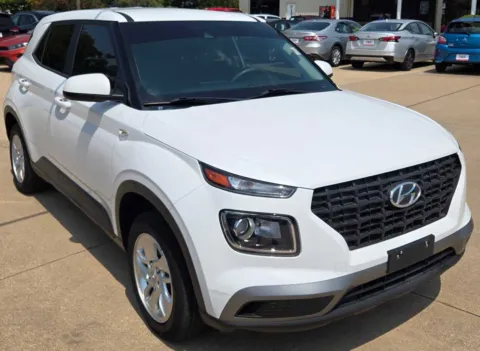 White 2021 Hyundai Venue SE for sale in Des Moines, IA