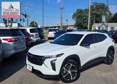 White 2024 Chevrolet Trax 1RS for sale in Des Moines, IA