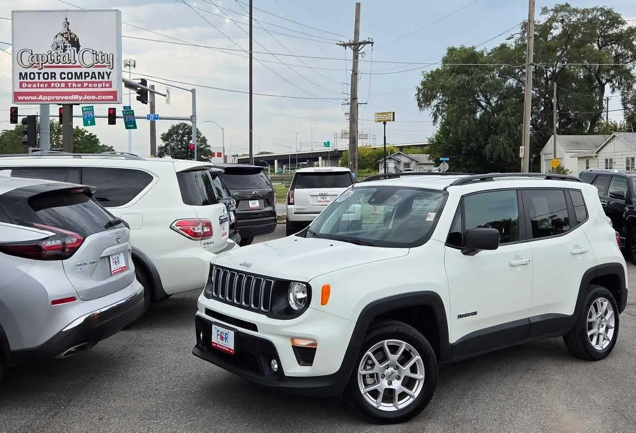 White 2022 Jeep Renegade Latitude for sale in Des Moines, IA