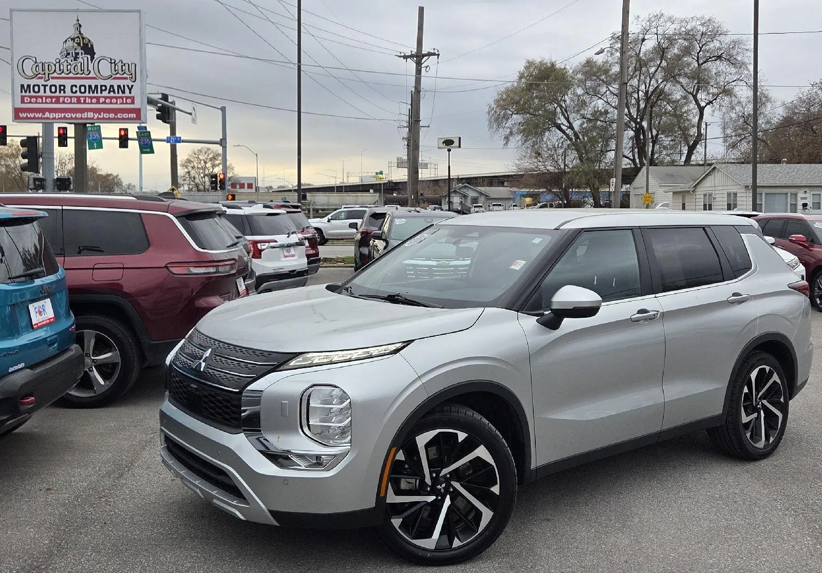 2024 Mitsubishi Outlander SE's photo