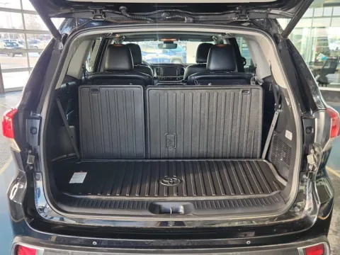 More photos of 2019 Toyota Highlander Limited at Pat Clemons Inc., IA