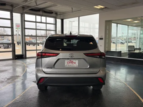 More photos of 2023 Toyota Highlander Platinum at Pat Clemons Inc., IA