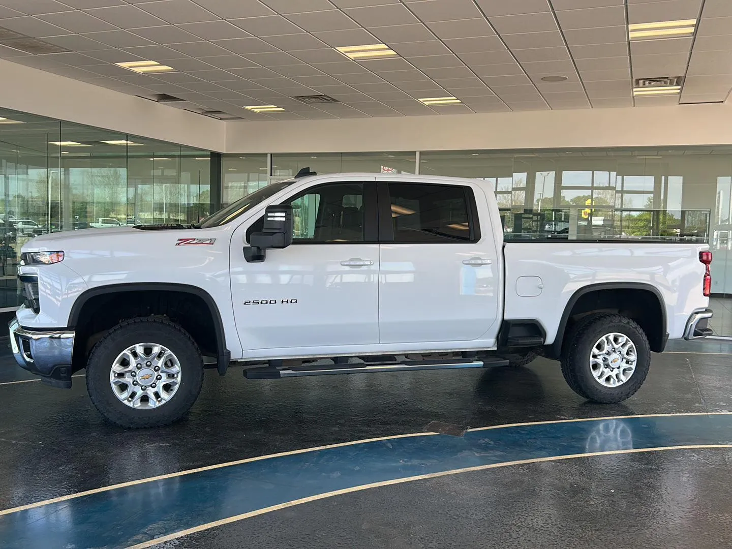 Chevrolet Silverado photo 2