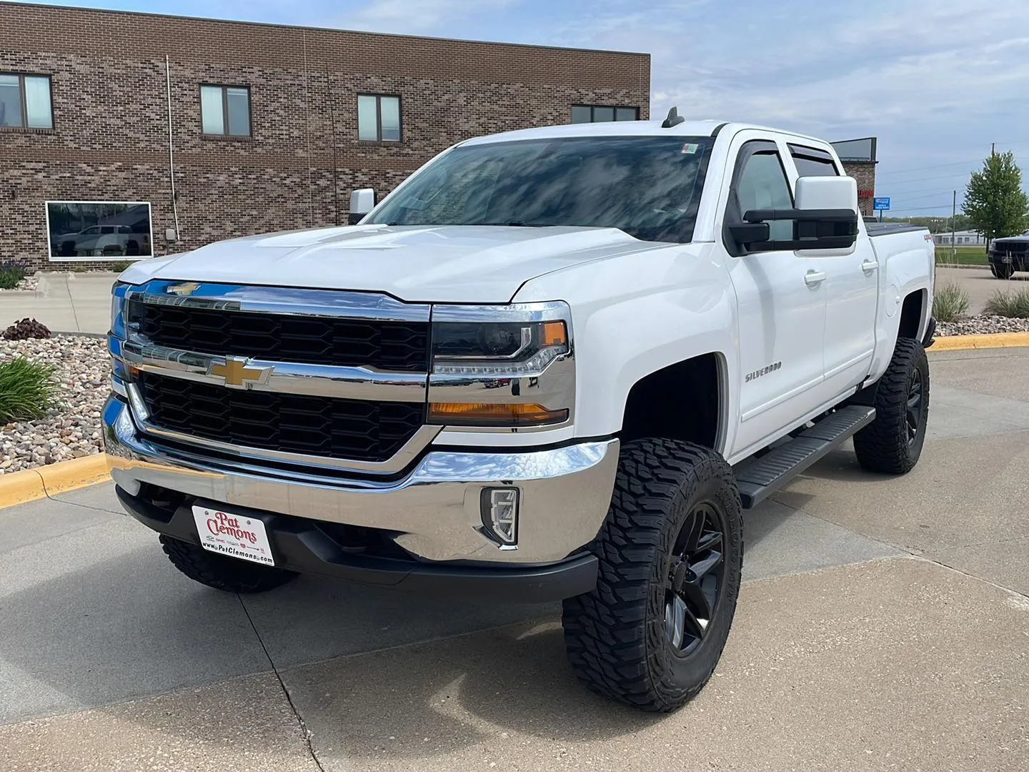 White 2018 Chevrolet Silverado 1500 LT for sale in Boone, IA