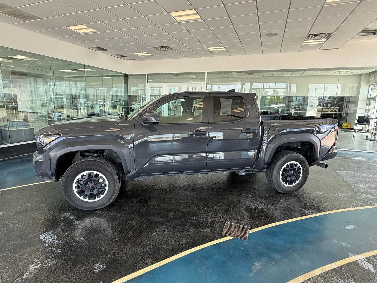 Toyota Tacoma photo 2