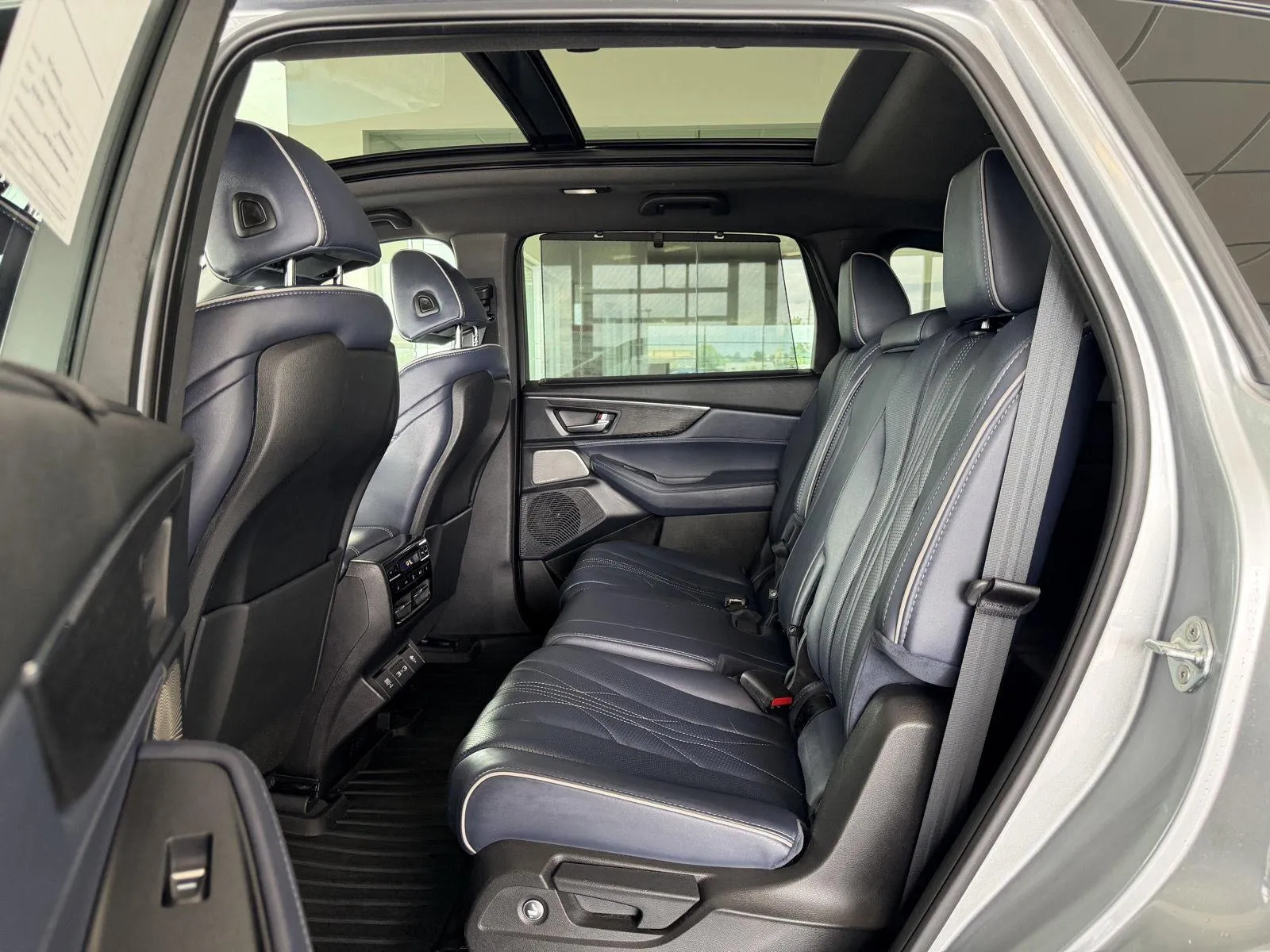 Acura MDX photo 12