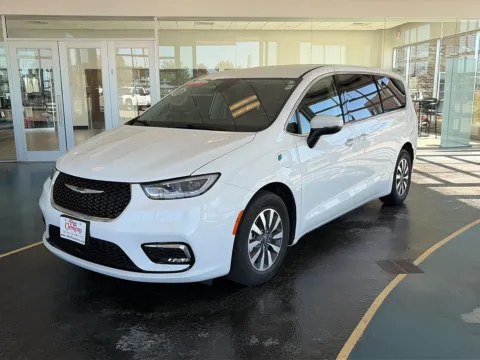White 2023 Chrysler Pacifica Hybrid Touring L for sale in Boone, IA