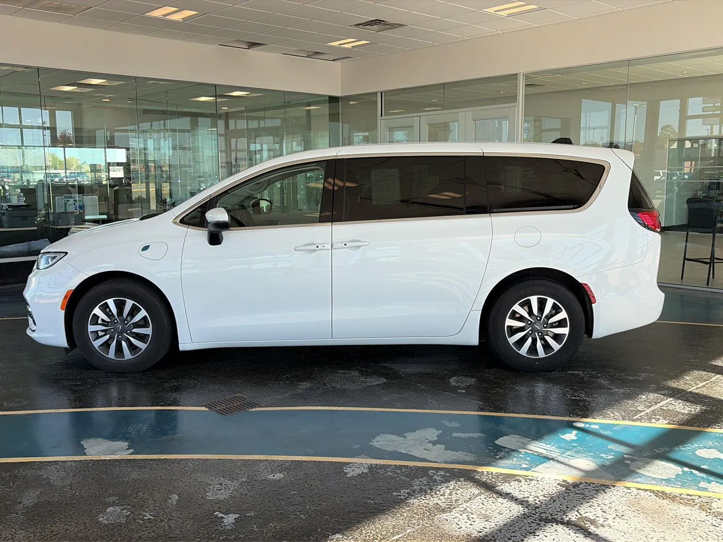 2023 Chrysler Pacifica Hybrid Touring L photo 2