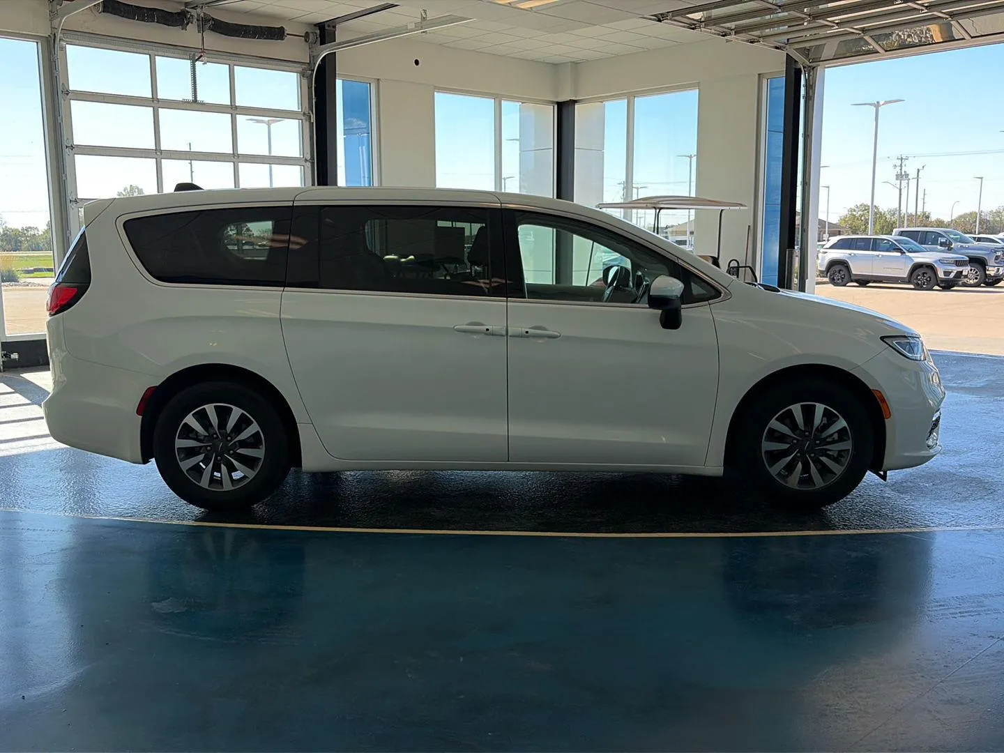 2023 Chrysler Pacifica Hybrid Touring L photo 6