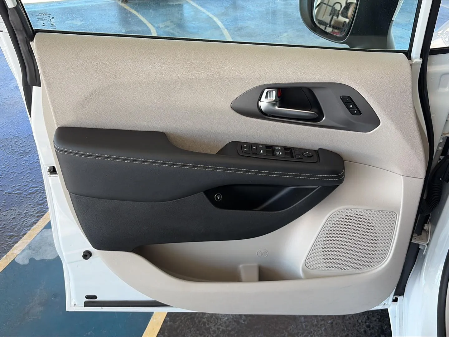 2023 Chrysler Pacifica Hybrid Touring L photo 10