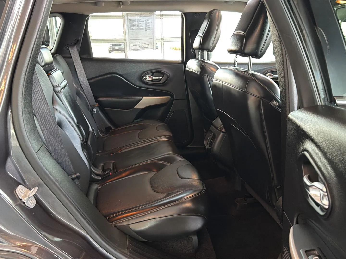 Jeep Cherokee photo 17