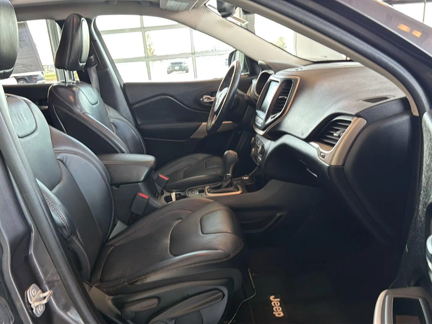 Jeep Cherokee photo 18