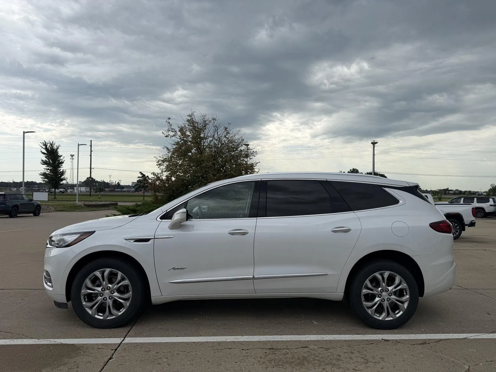 Buick Enclave photo 2
