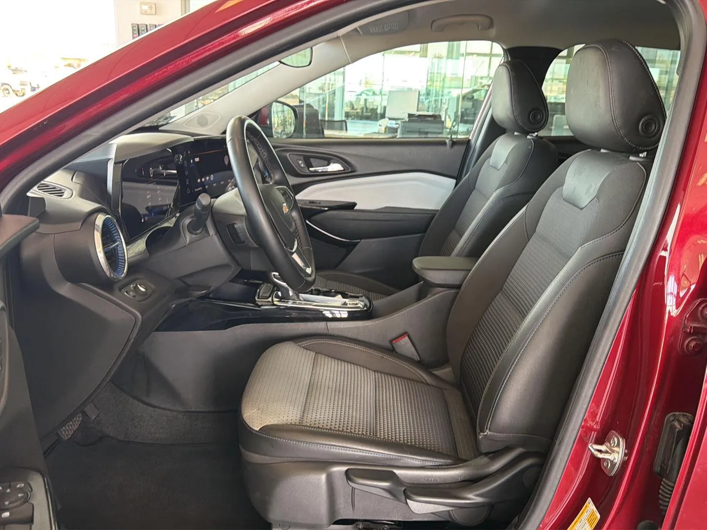 2025 Chevrolet Trax LT photo 9
