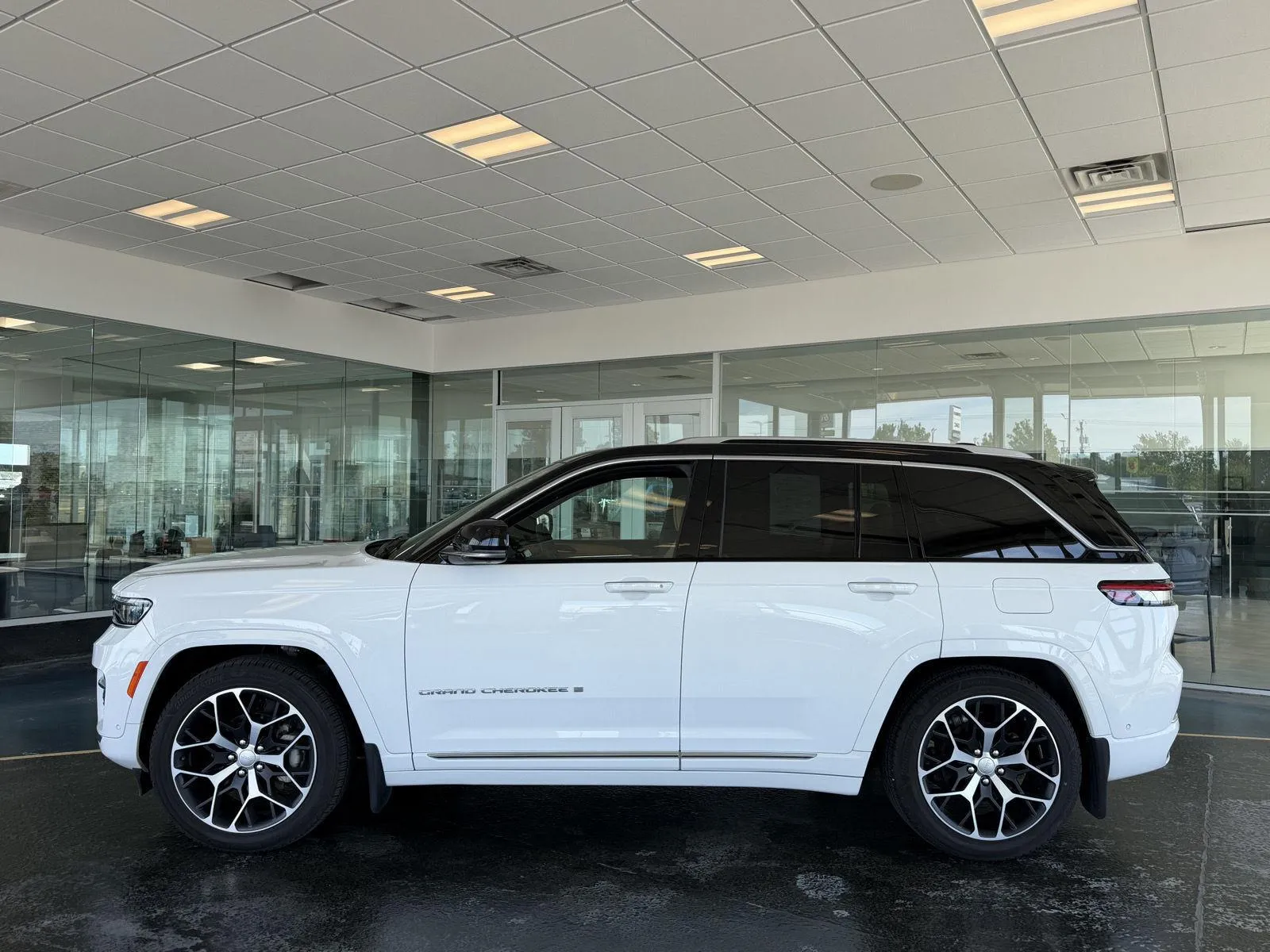 Jeep Grand Cherokee photo 2