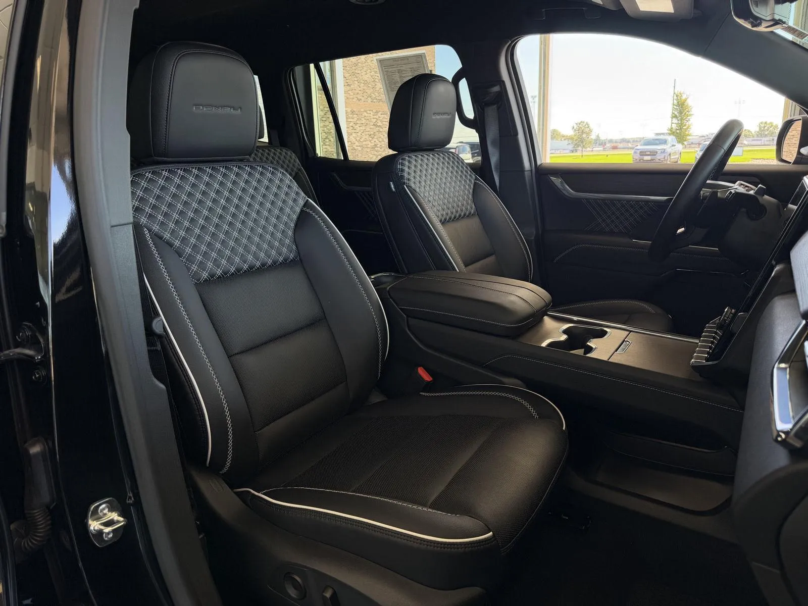 GMC Acadia photo 12