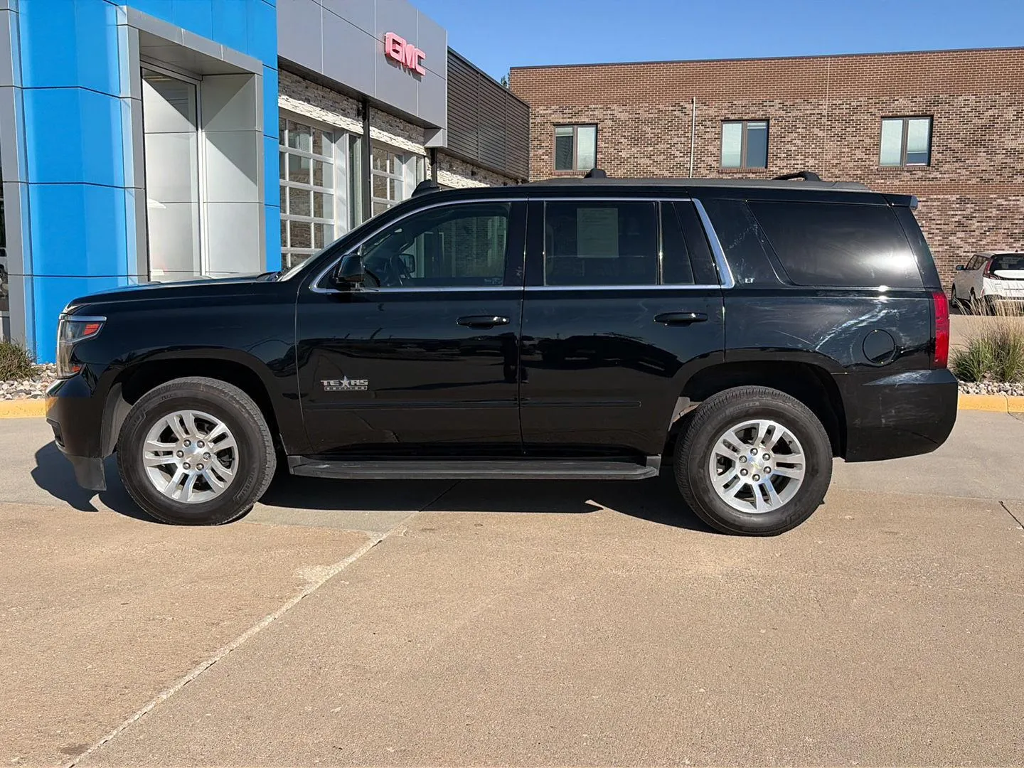 Chevrolet Tahoe photo 2