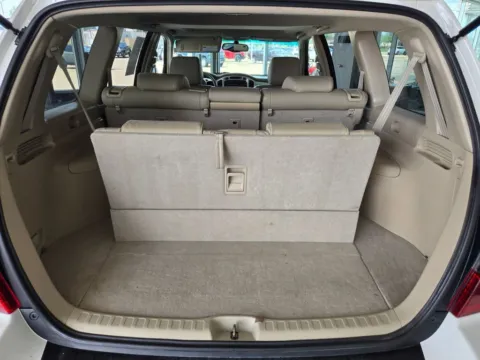 More photos of 2006 Toyota Highlander Sport w/3rd Row at Pat Clemons Inc., IA