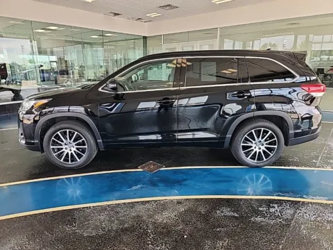 Photos of 2018 Toyota Highlander SE for sale in Boone, IA at Pat Clemons Inc.