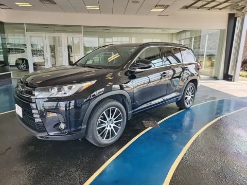 Red 2018 Toyota Highlander SE for sale in Boone, IA